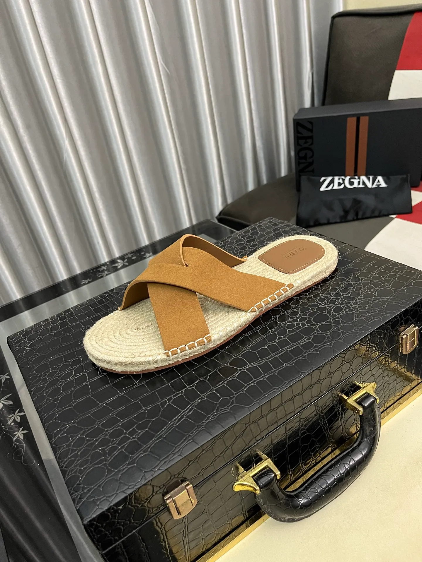 Men's shoes 💰320⌚️⌚️《HERMES》Hermès 💁♂️Men's casual slippers, compare the quality at the counter🧚🏿♂️ The upper layer has a stone pattern with clear texture, showing high-end, high-end, comfortable to wear and versatile. Purely hand-pulled, raw rubber breathable outsole, breathable and comfortable lambskin lining, 100% comfortable density, original rubber outsole wear-resistant code number 38-44. Can be customized 45-46-47